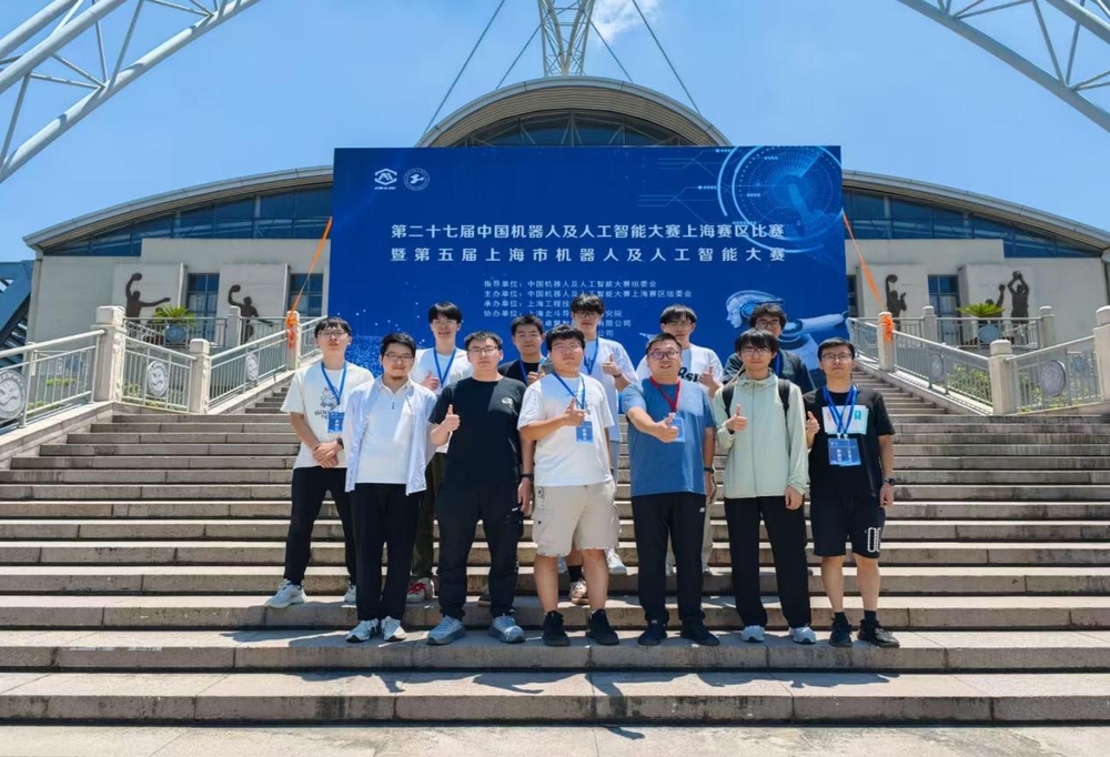 上海市賽參賽成員及指導老師合影