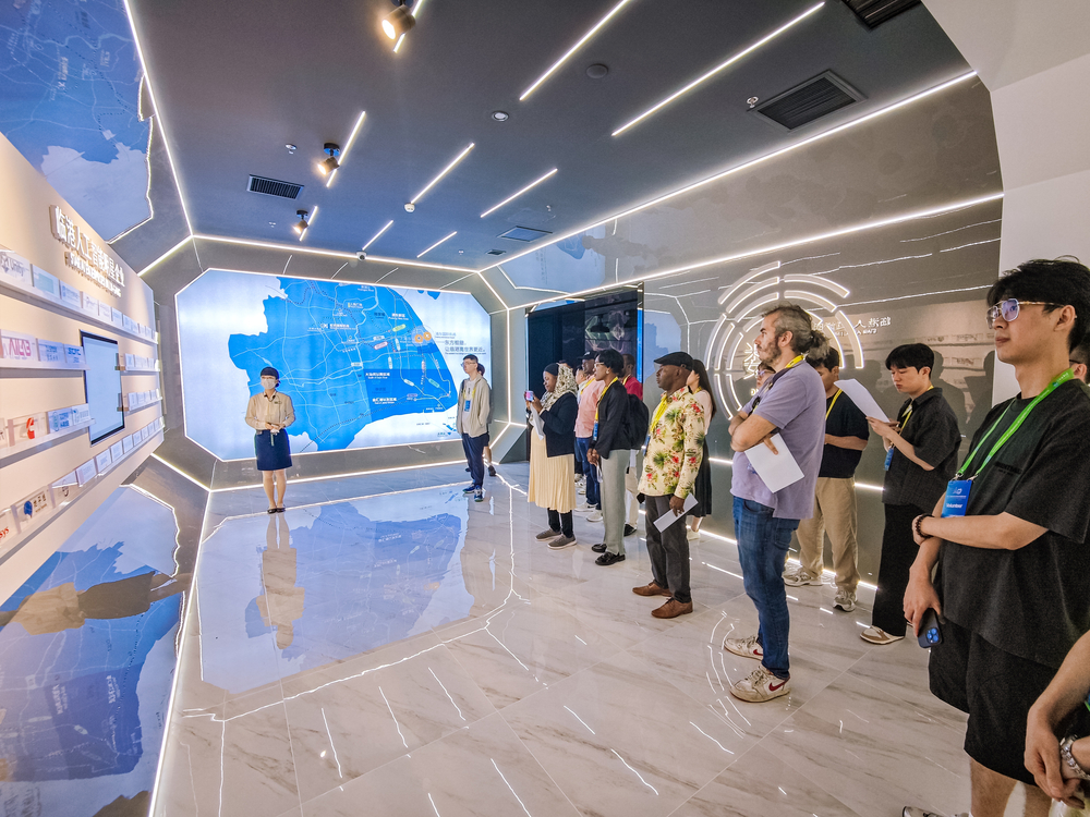 滴水湖AI創新港展廳實地調研