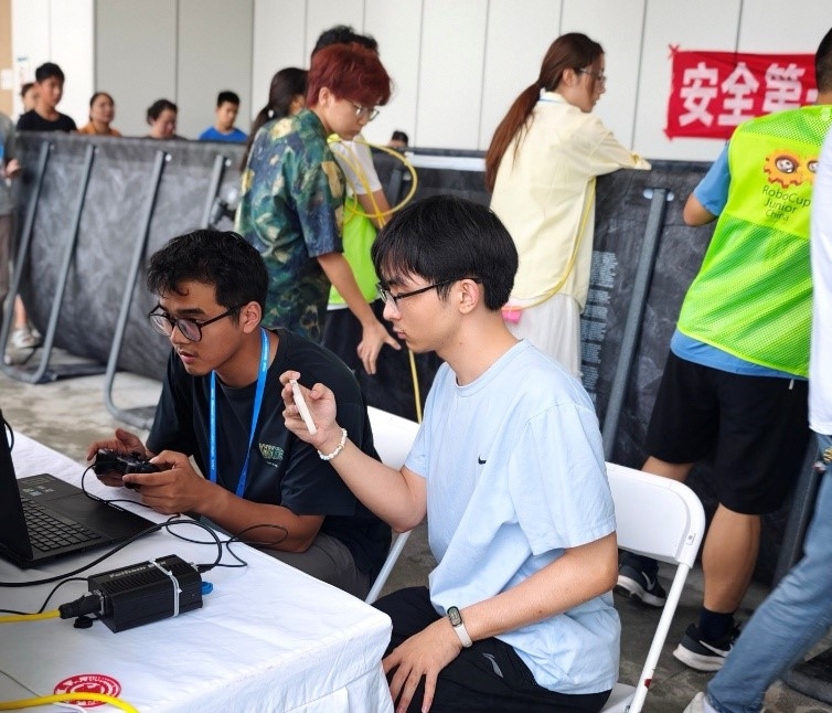 參賽成員進行水下機器人賽項比賽