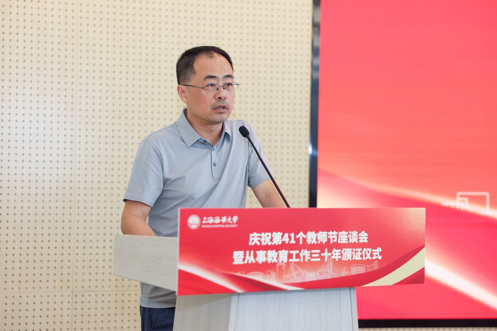 教師代表經(jīng)濟(jì)管理學(xué)院吳堅(jiān)發(fā)言