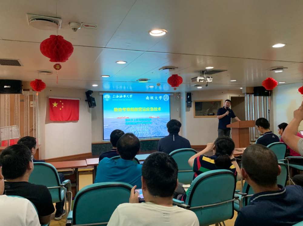 吳建軍老師為參加南極大學的學員授課