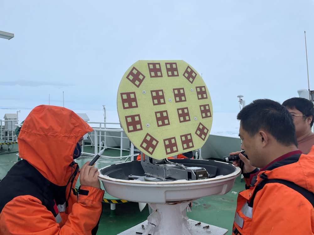 “雪龍”號電機員張晨陽和田寶元校友在檢修衛(wèi)星天線