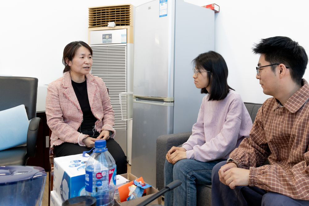 何敏老師和同學們交流