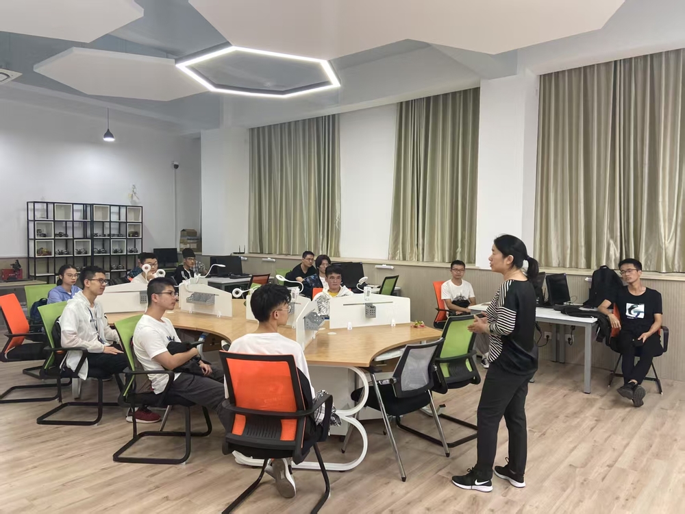 何敏老師上課