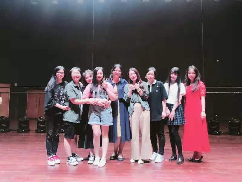 五四歌會演出結束后與學生合影