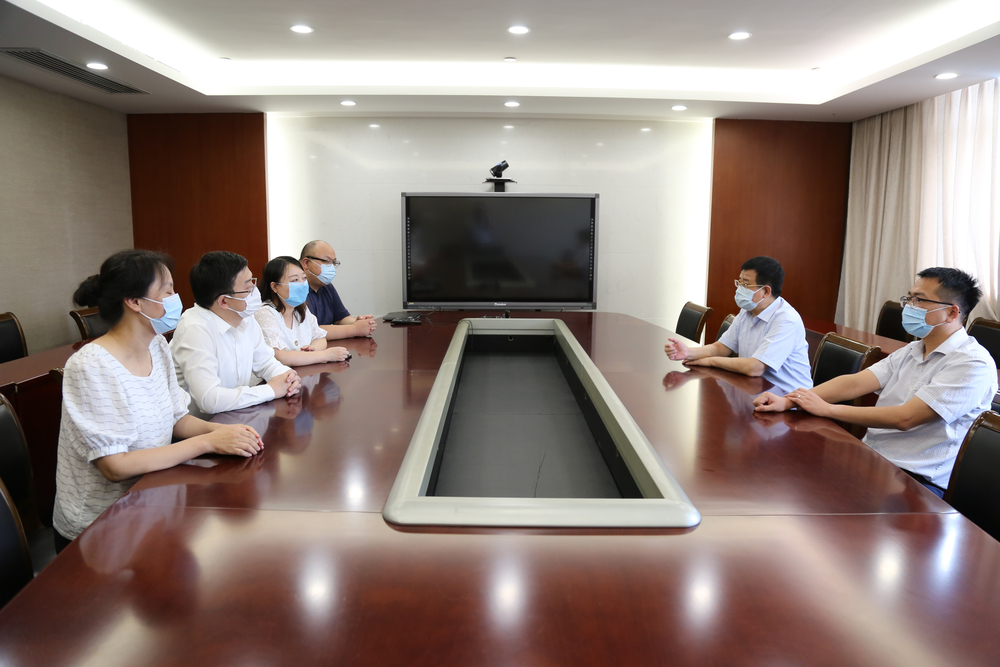 宋寶儒書記走訪慰問上海國際航運研究中心工作人員