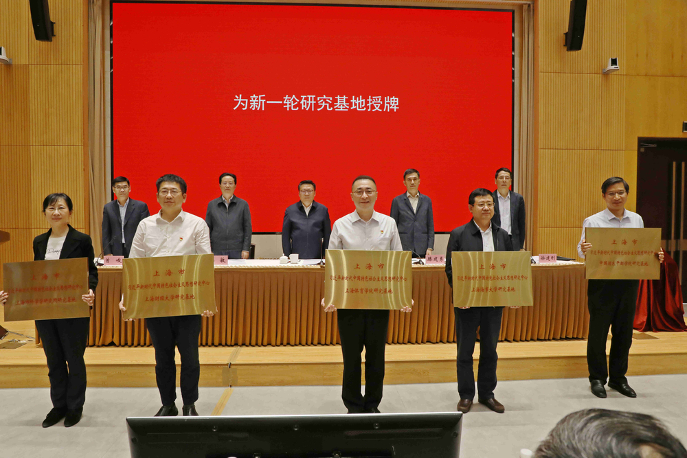 宋寶儒書記代表學校接受授牌