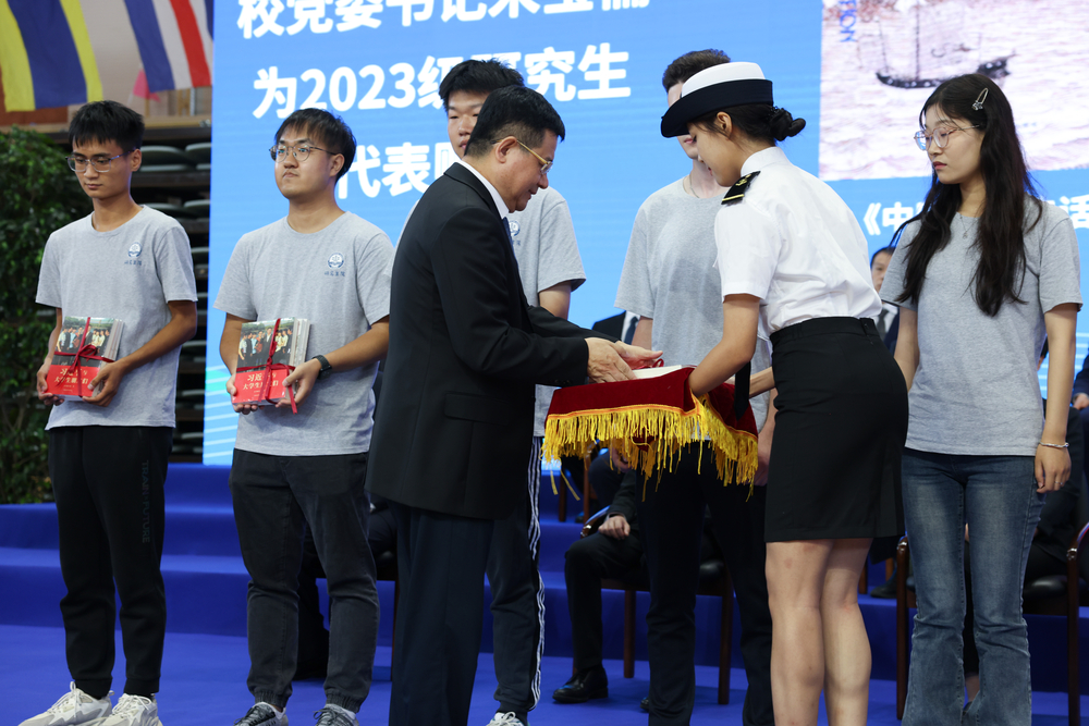 宋寶儒向新生代表贈書