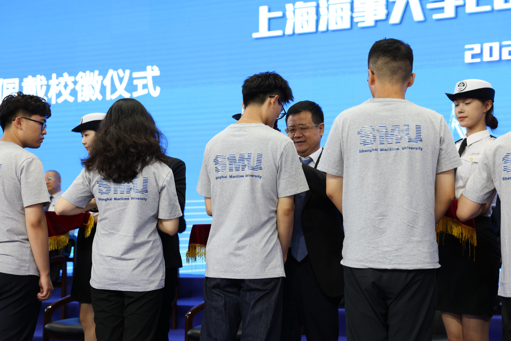 校領(lǐng)導(dǎo)為新生佩戴?；? data-pagespeed-url-hash=
