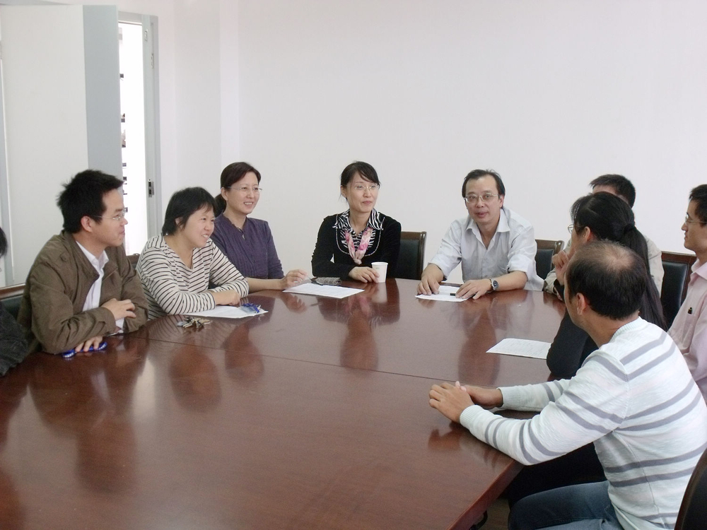 教師們研討課外教學(xué)方式和措施