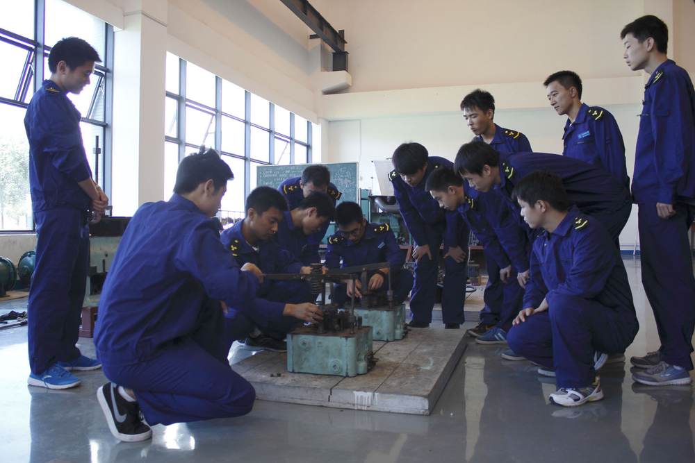 學生在進行氣閥的拆裝訓練