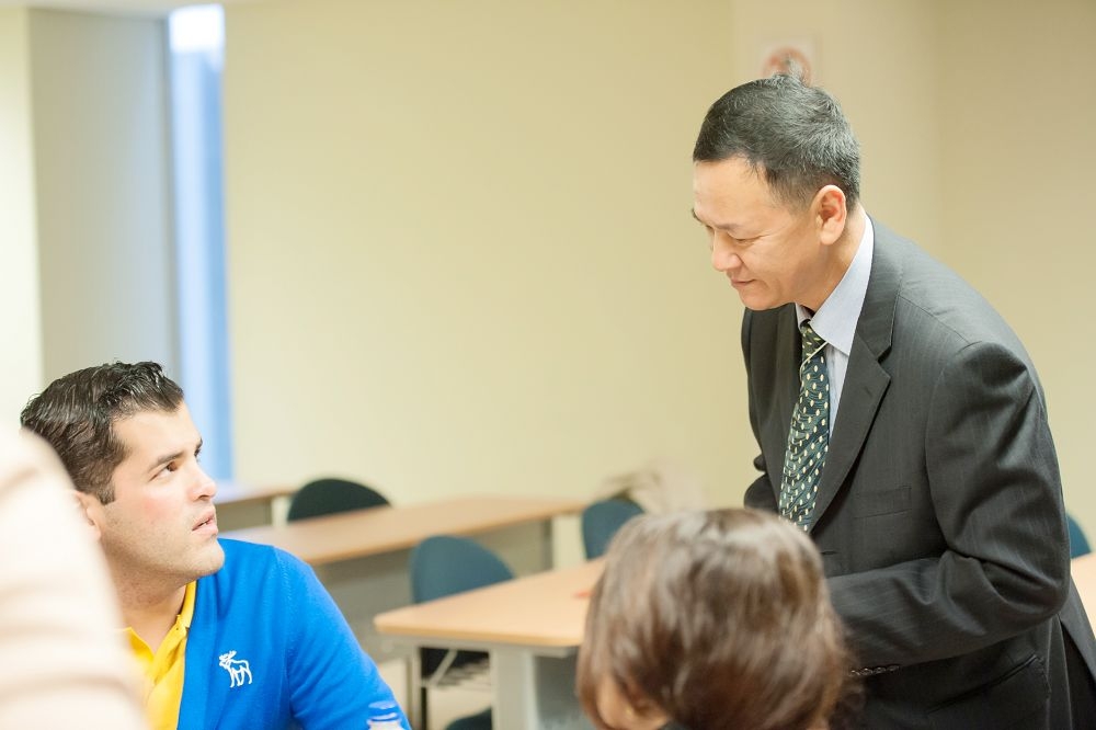 在利馬大學講學