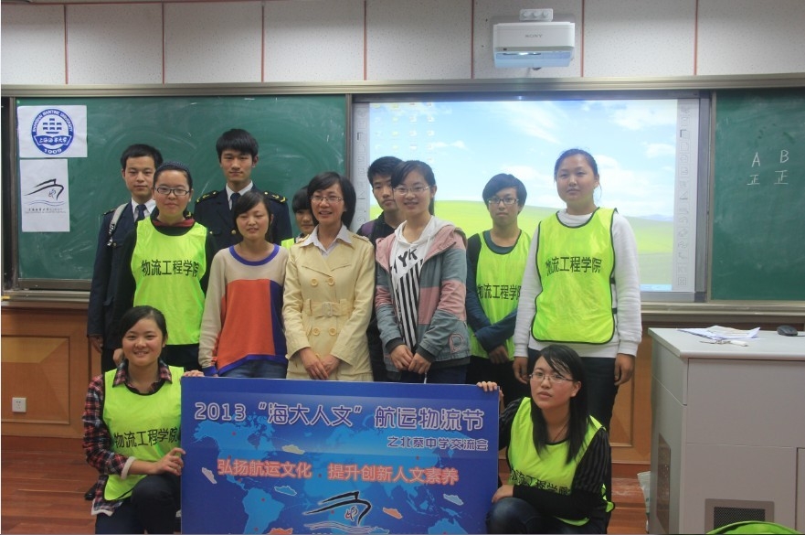 志愿者在北蔡中學(xué)開展物流知識科普活動