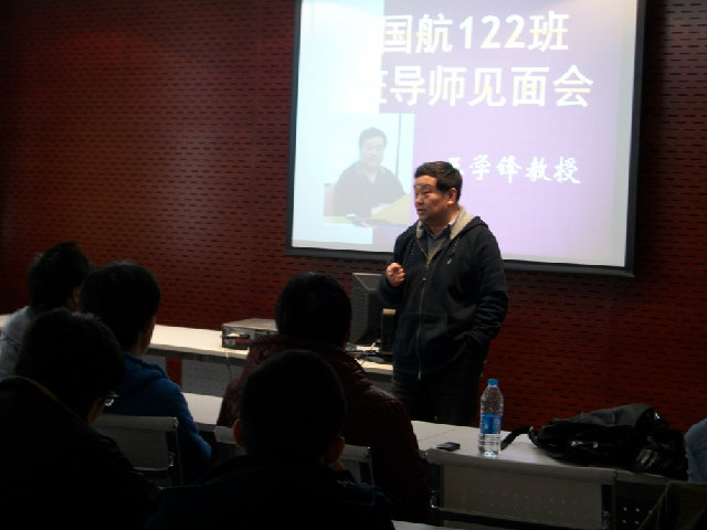 參加學(xué)生班會