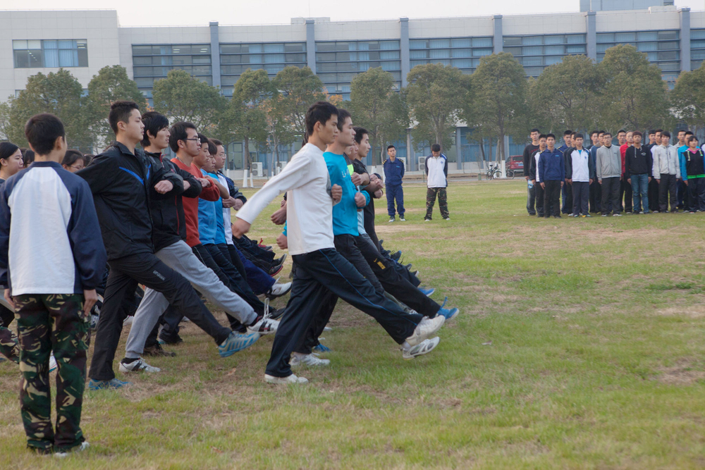 每月進行會操，武警部隊拳術、摔擒、棍術和解放軍陸軍戰術在校園操場上綻放