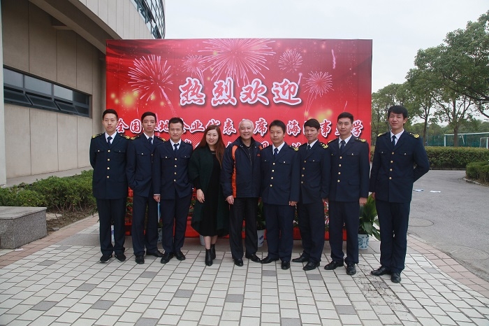 當場簽約的畢業生與用人單位代表合影留念