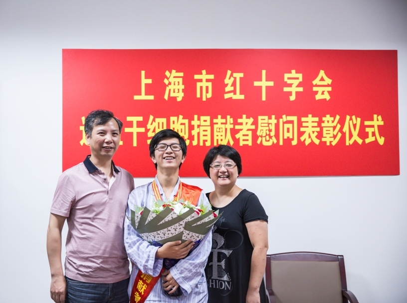 孫嘉元同學和父母在一起