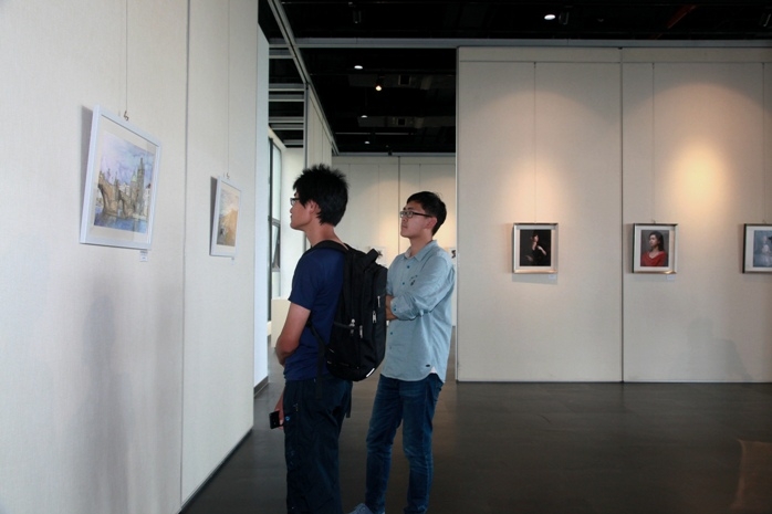 同學們在欣賞參展作品