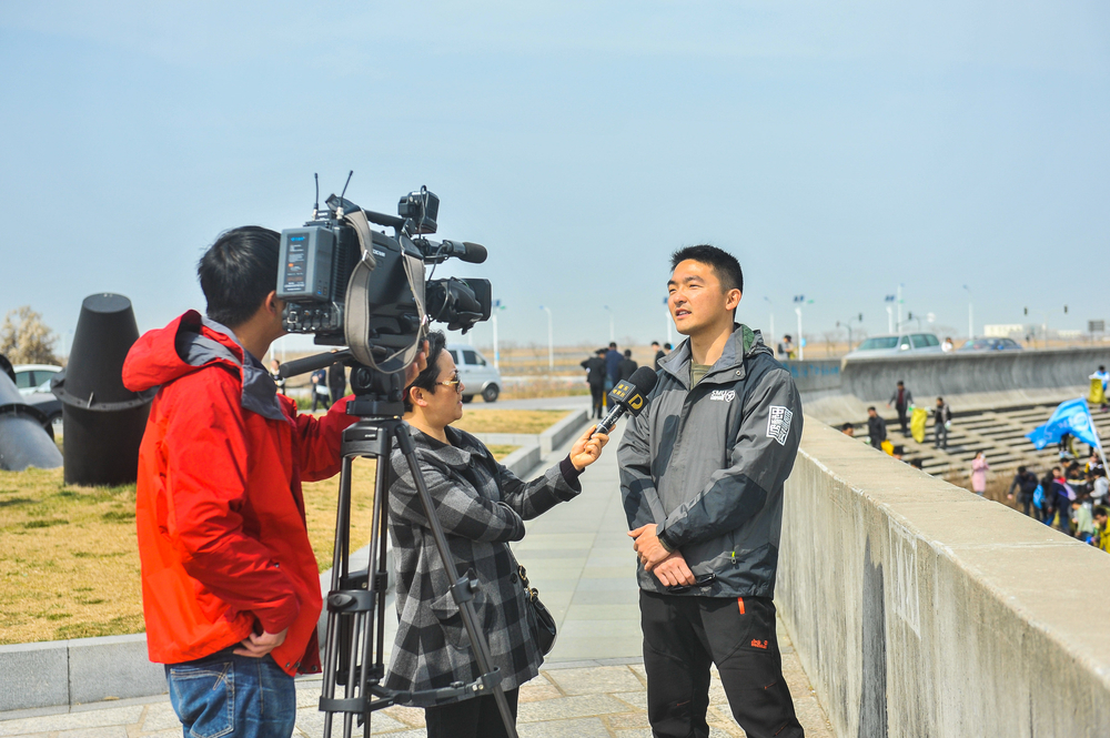 梁亮老師接受浦東電視臺采訪