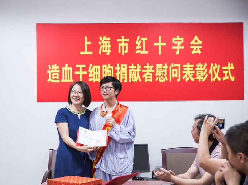 上海市紅十字會向孫嘉元同學發放榮譽證書