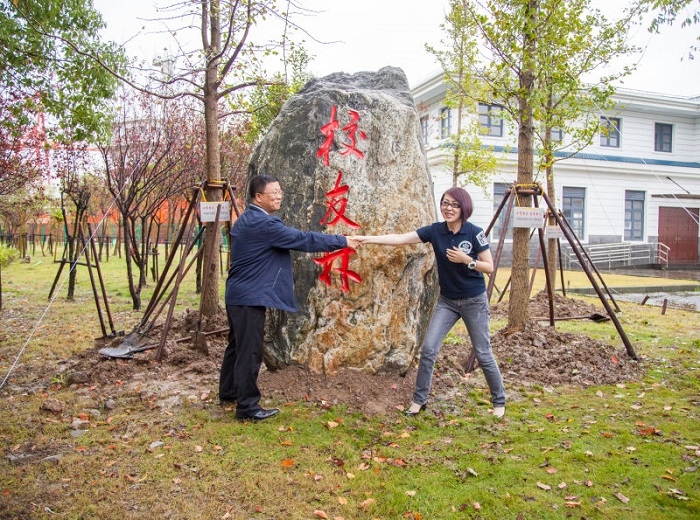 返校校友在校友林共植銀杏樹