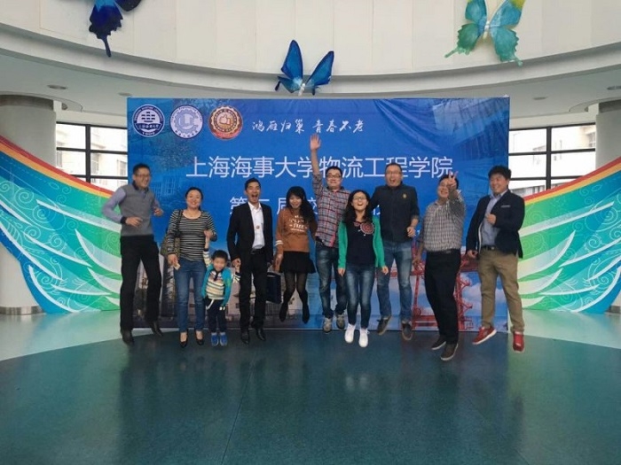 和母校合個影