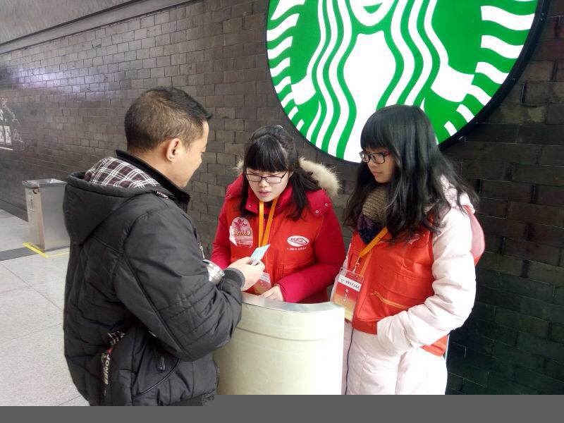 位于服務臺的“小海燕”解答旅客疑惑