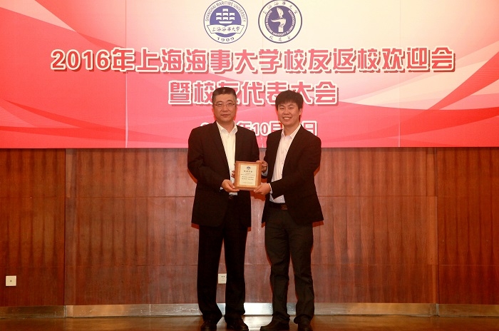 我校2000級港口航道與海岸工程專業(yè)校友、校友會理事、華示（上海）實業(yè)有限公司總經(jīng)理張輝接受捐贈紀(jì)念牌