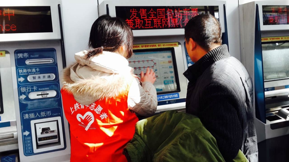 自助購票機前忙碌的“小海燕”
