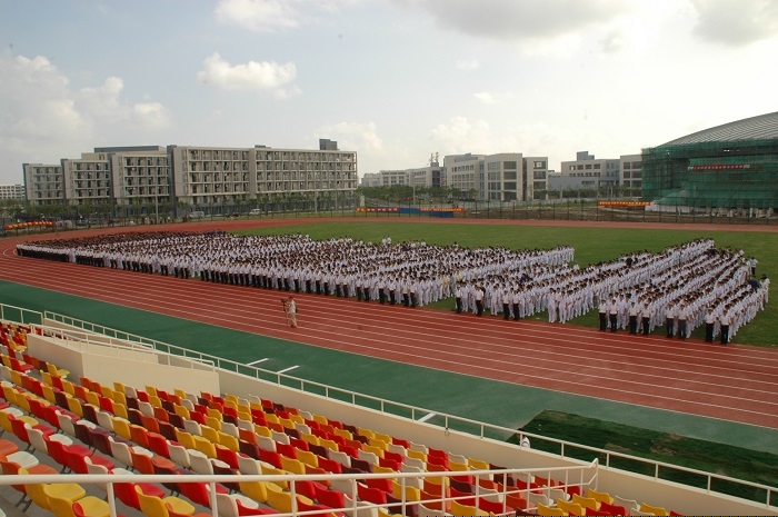 2007年9月17日，臨港校區首批學子——2007級新生開學典禮在臨港校區南區體育場舉行