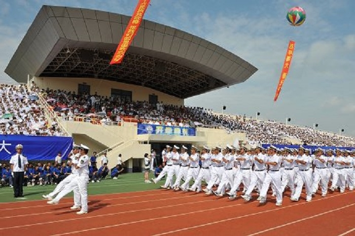 2009年9月25日上午，2009級新生開學典禮暨軍訓匯報大會在臨港校區南區體育場同時舉行