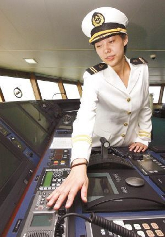 2009年10月，我校謝潔英老師參加中國第26次南極科考，成為“雪龍號”歷史上首位女性駕駛員