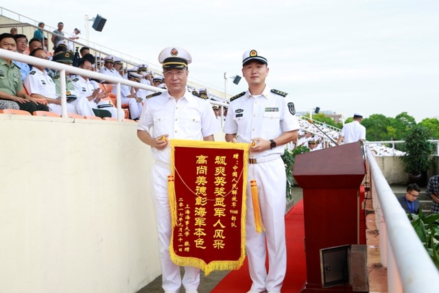 副校長楊萬楓向中國人民解放軍91668部隊頒發錦旗
