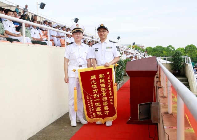 黨委副書記、紀委書記門妍萍向中國人民解放軍91394部隊頒發錦旗
