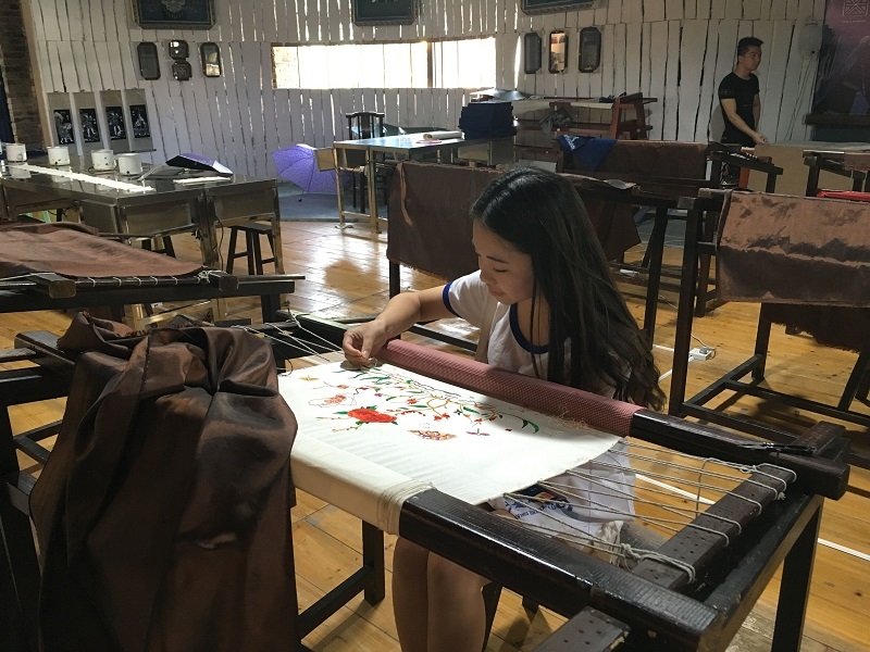 在苗妹博物館體驗刺繡