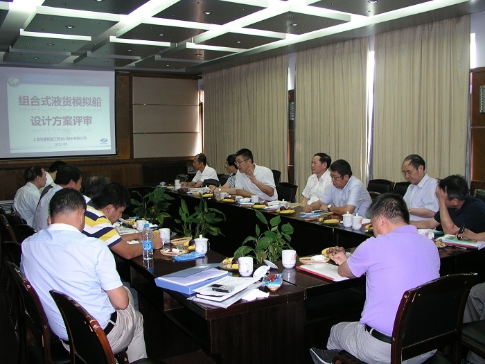 2012年8月，學(xué)校召開(kāi)設(shè)計(jì)方案評(píng)審會(huì)