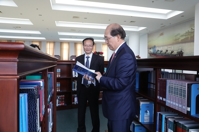 黃有方校長向林基澤秘書長介紹學校有關情況
