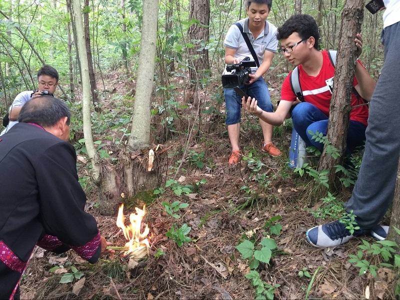 吳通賢老人正在進行刻道棒制作取木儀式