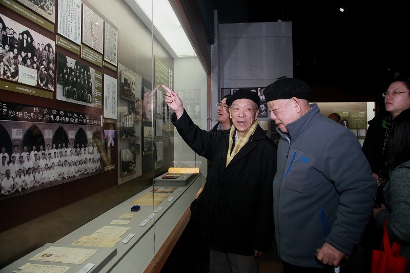 “老學長”卓東明、徐以介在校史館懷念往昔