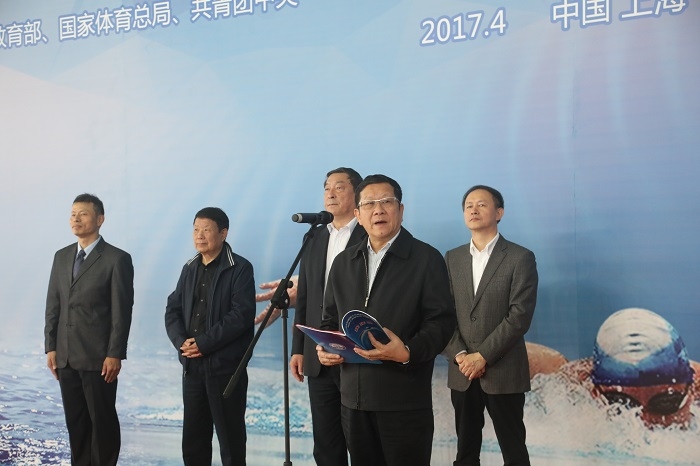 上海市大學生體育協會、中學生體育協會名譽會長薛明揚致開幕詞并宣布運動會開幕
