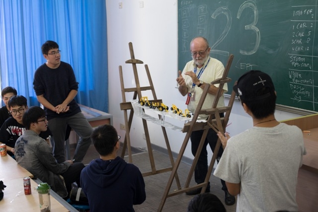 荷蘭外教在給中荷學生授課