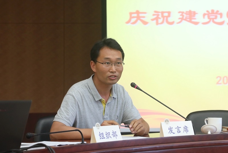 圖書館張善杰老師發(fā)言
