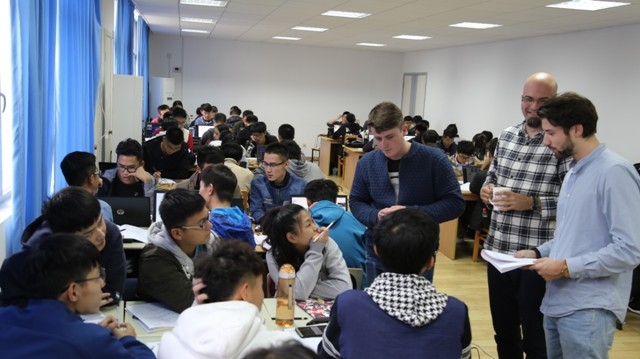中荷的外教課在進行小組討論