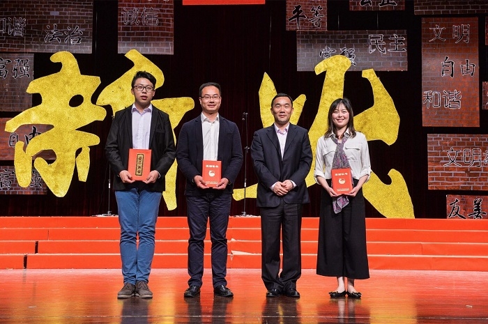 王海威副書記為市青年五四獎章和市優秀共青團員獲得者頒獎