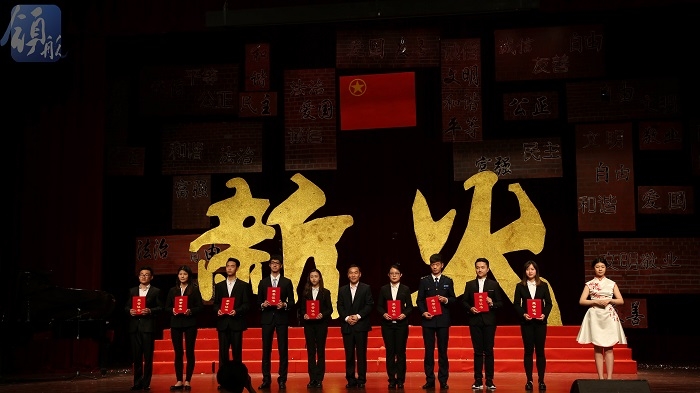 為獲我校優秀團支部、優秀共青團干部、優秀共青團員的學生代表頒獎