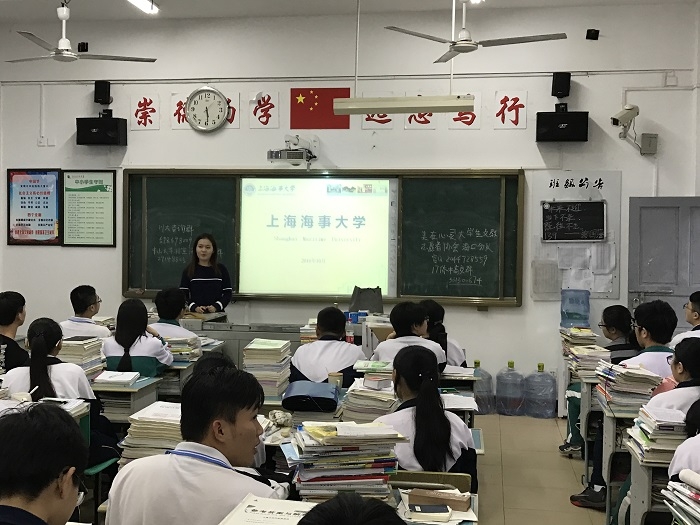 在海南省重點華僑中學也能見到我校志愿者的身影