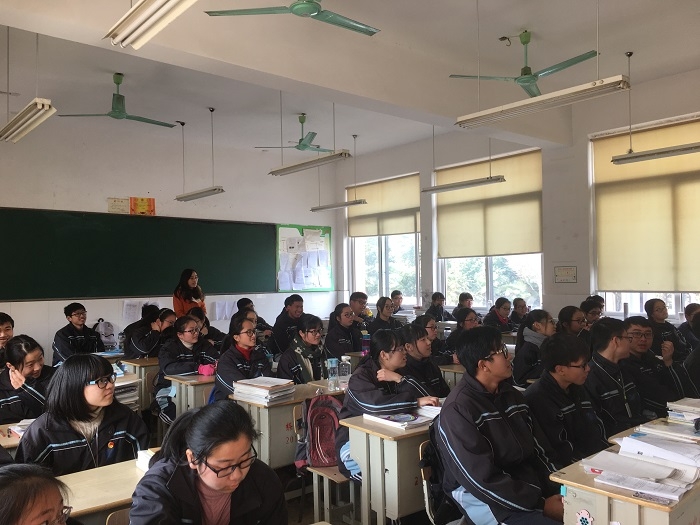 志愿者在浙江省重點中學練市中學