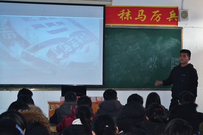 志愿者在安徽省重點中學太湖二中做招生宣傳
