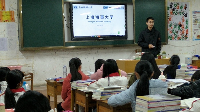 志愿者在廣西壯族自治區重點中學岑溪中學做招生宣傳