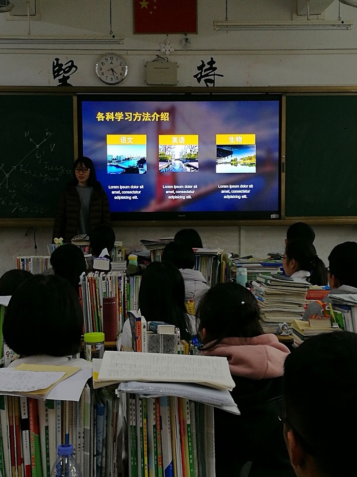 志愿者在宣傳之余也為高三學生加油打氣